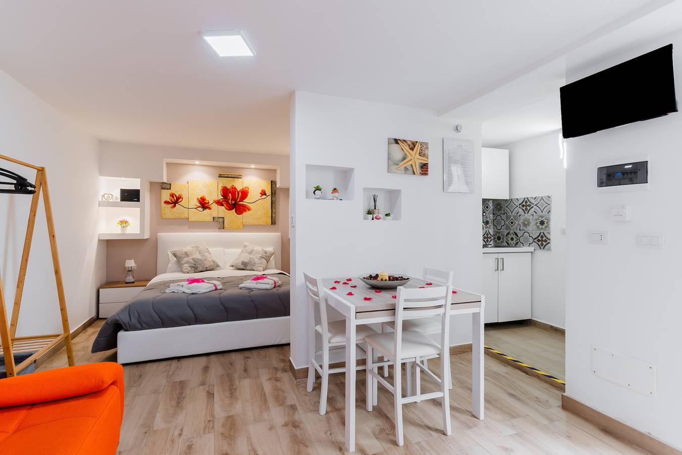Entire apartment, Luxury 12 - Apartment 'Anastasia' with Shared Terrace, Wi-Fi and Air Conditioning in Tuglie, Gulf of Taranto
