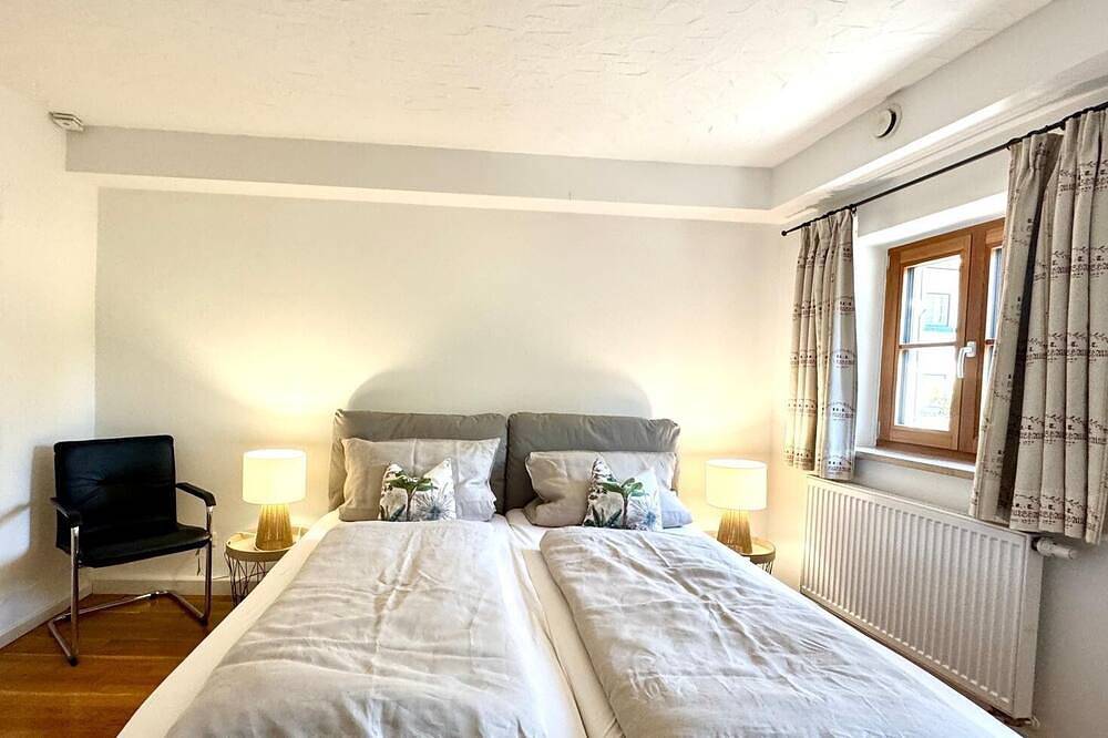 Ganze Wohnung, Ferienwohnung 48 m² mit großem Balkon in Höslwang, Chiemsee