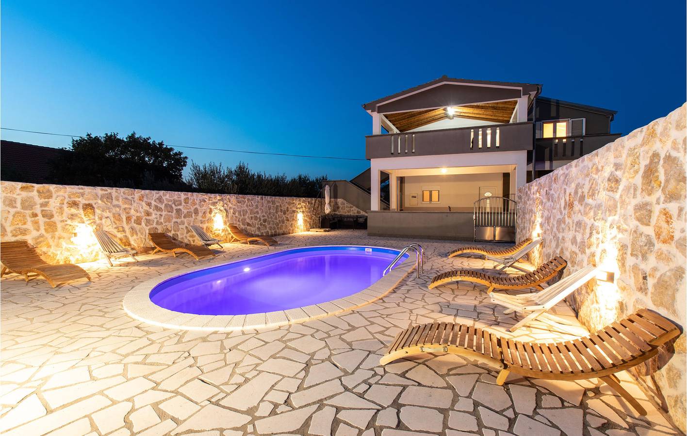 Geräumige 32 m² große Wohnung mit Pool, WLAN und Parkplatz in Grad Benkovac, Zadar