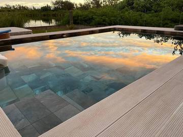 Gîte pour 2 personnes, avec piscine ainsi que jardin et jacuzzi dans Fare
