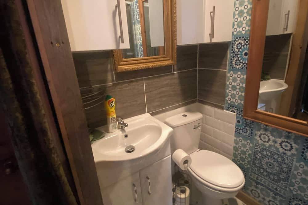 Entire apartment, Cosy boutique style space.  Close to country pub. Direct bus route to Liverpool. in Merseyside