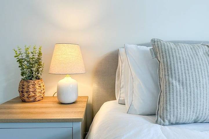 Modern Canterbury Townhouse - Pets Welcome & Private Parking in Kent