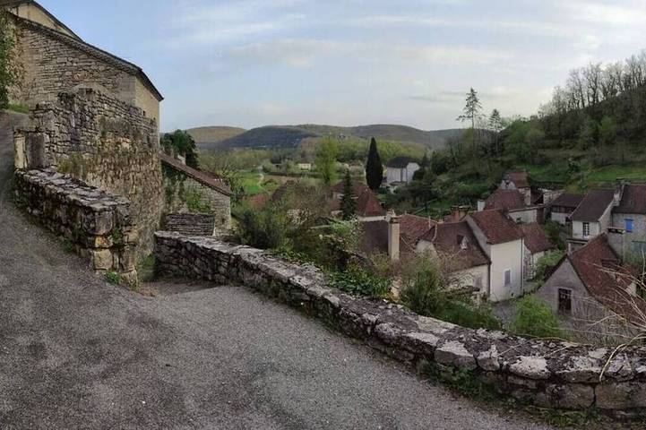 Gîte pour 7 personnes, avec terrasse et jardin à Larnagol