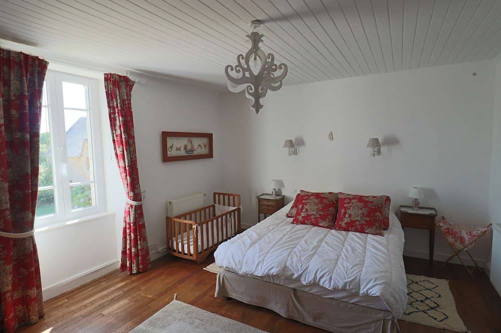 Family holidays near the seaside, in a comfortable farmhouse with swimming pool in Concarneau, Côte de Cornouaille