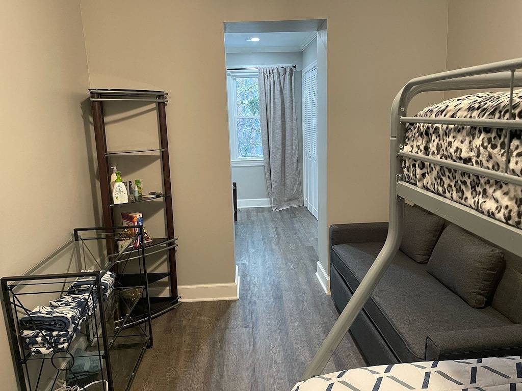 Newly Renovated Modern & Cozy Townhome conveniently located in Rosslyn - Parking in Arlington (VA), Arlington County