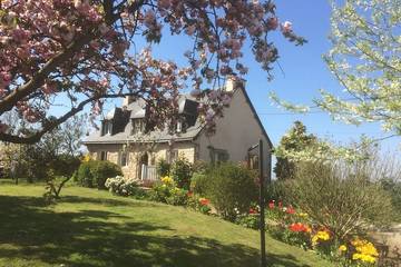 Gîte pour 10 personnes, avec terrasse et jardin à Landéhen