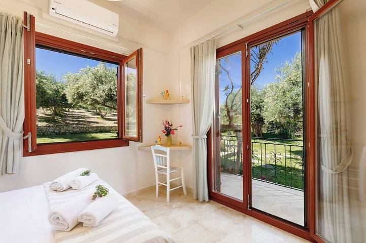 Lily's Cottage, secluded, Sea View Villa with private pool and amazing Garden in Région de Réthymnon