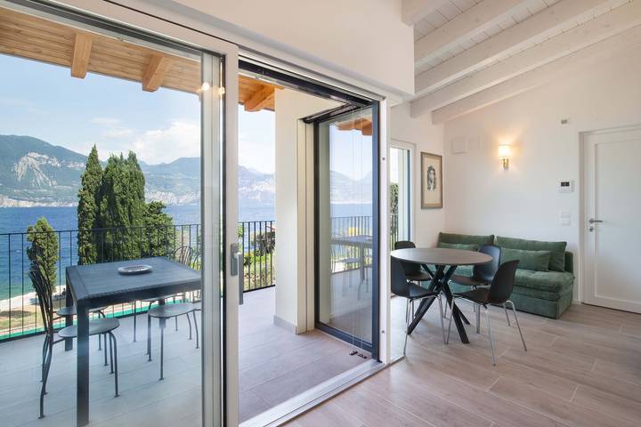 Ferienwohnung für 4 Personen, mit Balkon und Seeblick in Brenzone