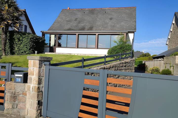 Gîte pour 10 personnes, avec Terrasse et Jardin à Montfarville