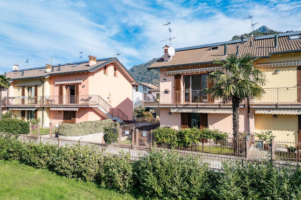 Villa Golden Lake 1 - just few steps from the lake in Dervio, Alpi Orobie Occidentali