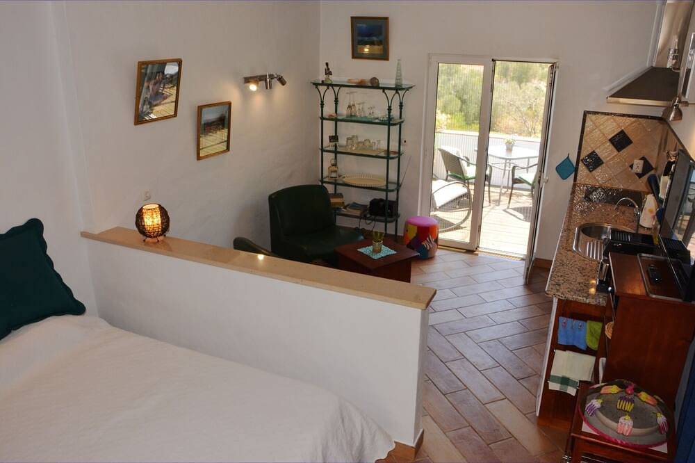 Ganze Wohnung, Kleine Ferienwohnung in ruhiger Lage mit zwei privaten Terrassen und Meerblick in Moncarapacho, Parque Natural da Ria Formosa