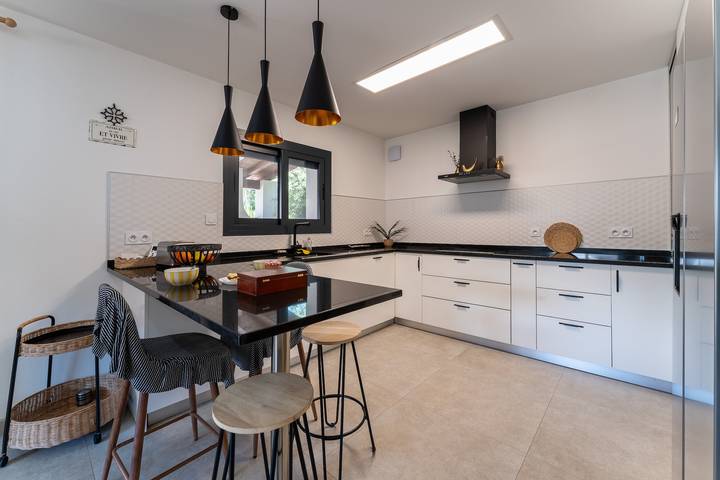 Location de vacances pour 8 personnes, avec jardin ainsi que terrasse et piscine à Saint-Gilles - 3