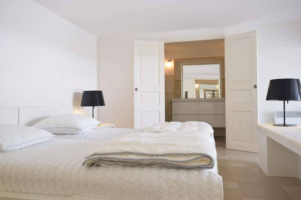 Entire apartment, Modern Terrace Stay Montbrun in Montbrun-les-Bains, Nyons region