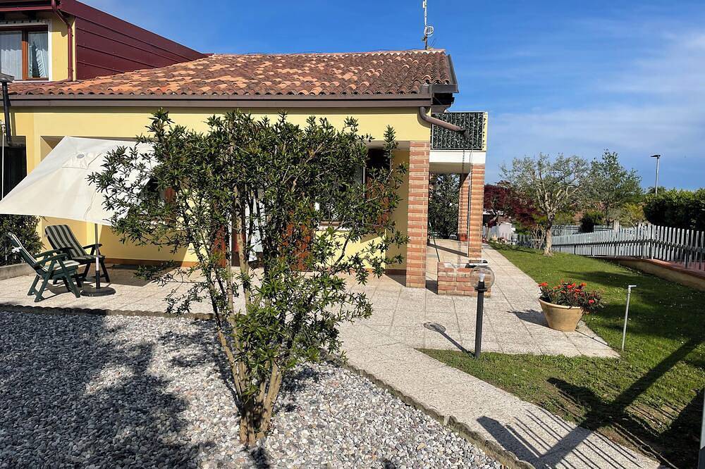 Totally independent structure on the docile heights of the Mantuan hills in Monzambano, Mantua Provinz