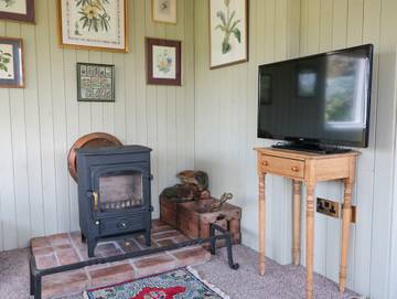 Log Cabin for 2 People in The Cotswolds, South West England, Photo 3