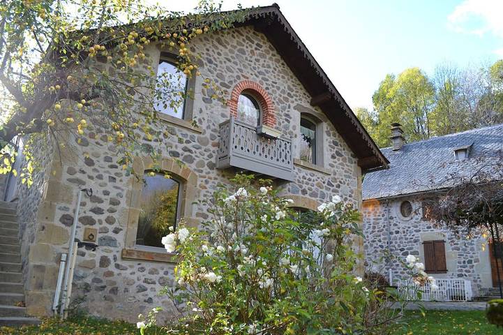 Gîte pour 5 personnes, avec balcon et jardin, animaux acceptés à Mandailles-Saint-Julien