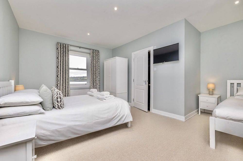 Seafront luxe, eenvoudige en funky huis slaapt 10 met hot tub 4 bed 5 badkamer in Banff, Aberdeenshire