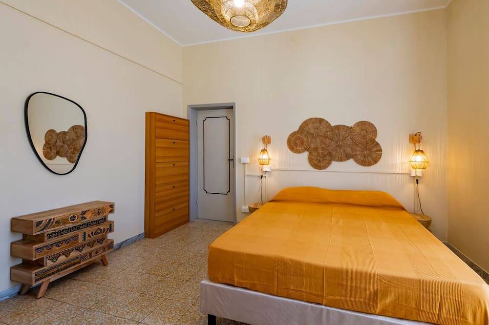 A charming 90-square-meter villa, perfect for six guests, featuring a private street-level entrance.The property is situated in a quiet area of ​​Silvi and enjoys a great location: thanks to a pedestrian path, you can reach the sea in just 10 minutes in Silvi, Côte Adriatique Abruzzes