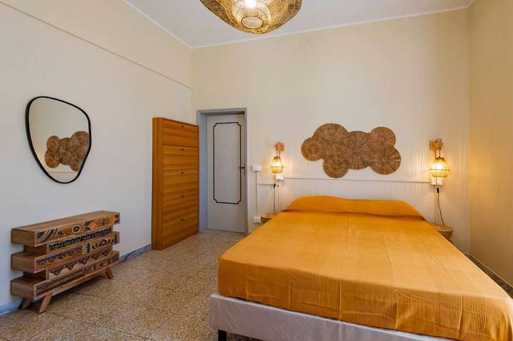 A charming 90-square-meter villa, perfect for six guests, featuring a private street-level entrance.The property is situated in a quiet area of ​​Silvi and enjoys a great location: thanks to a pedestrian path, you can reach the sea in just 10 minutes in Silvi, Côte Adriatique Abruzzes
