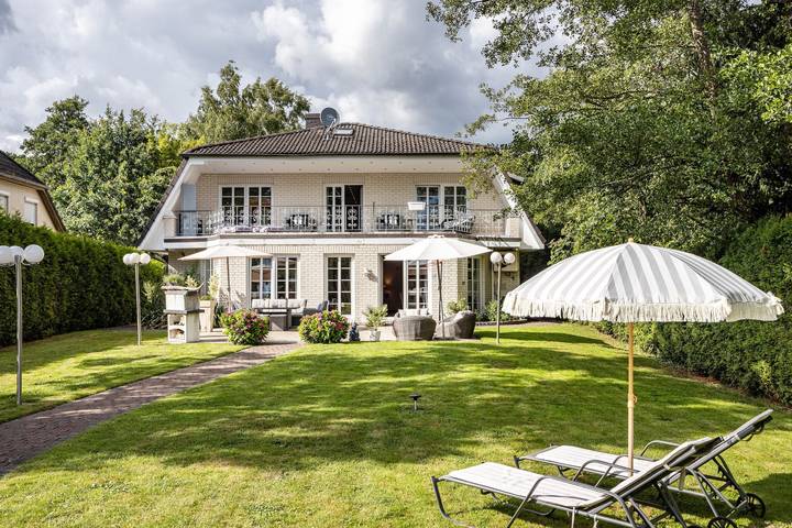 Ferienhaus für 8 Personen, mit Balkon und Whirlpool sowie Garten und Sauna in Hamburg