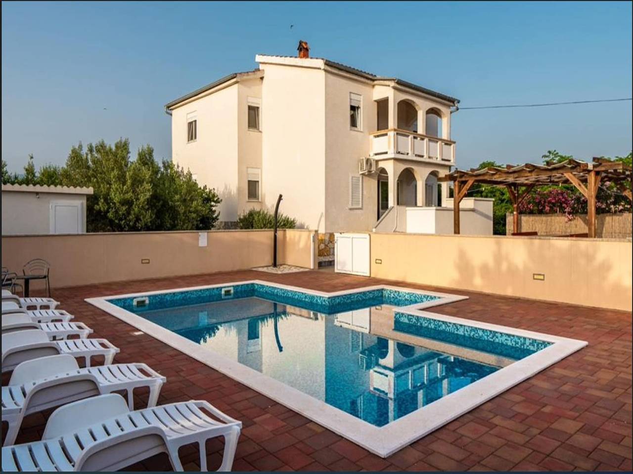 Villa in Vrsi mit Pool nahe Sandstrand in Vrsi, Zadar