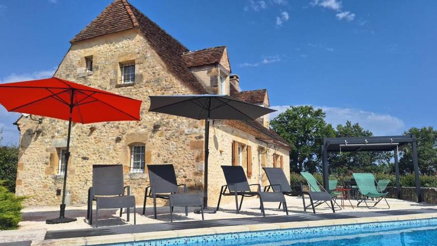 Location de vacances pour 4 personnes, avec terrasse ainsi que jardin et piscine à Bars