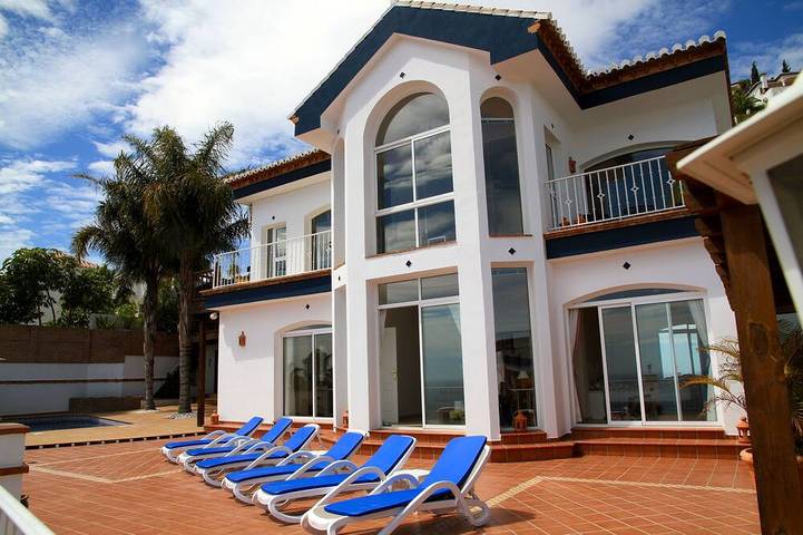 Villa für 8 Personen, mit Terrasse und Whirlpool sowie Pool und Kinderpool an der Costa Tropical