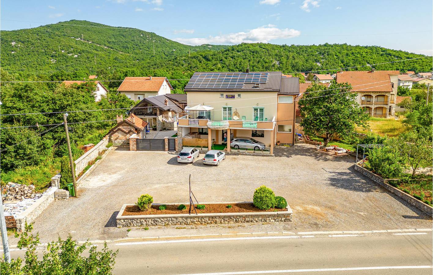 Ganze Ferienwohnung, Gemütliches Apartment mit Pool, Terrasse und Parkplatz in Gračac, Zadar
