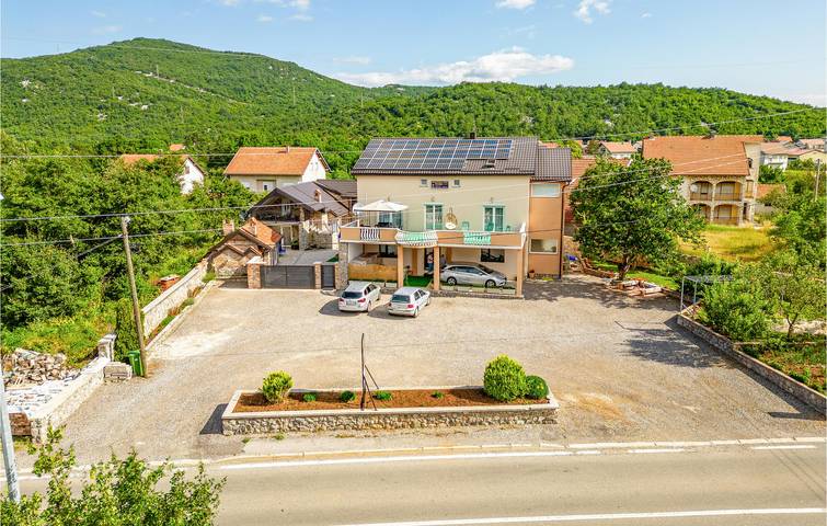 Ganze Ferienwohnung, Gemütliches Apartment mit Pool, Terrasse und Parkplatz in Gračac, Zadar