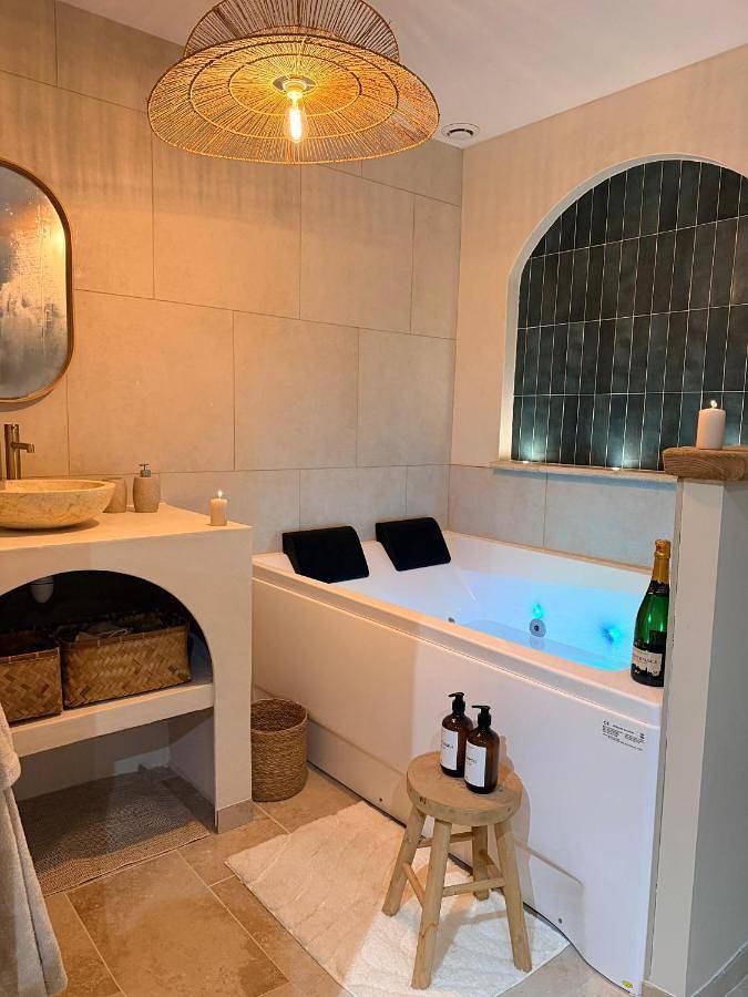 Hôtel pour 2 personnes, avec jacuzzi ainsi que terrasse et jardin à Fontanès (Gard) - 3