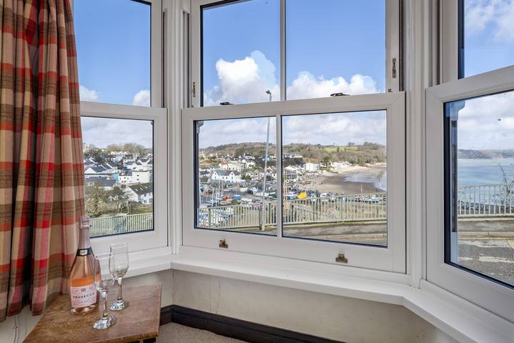 Hill Cottage - Breathtaking Sea Views, Parking in Saundersfoot, Pembrokeshire