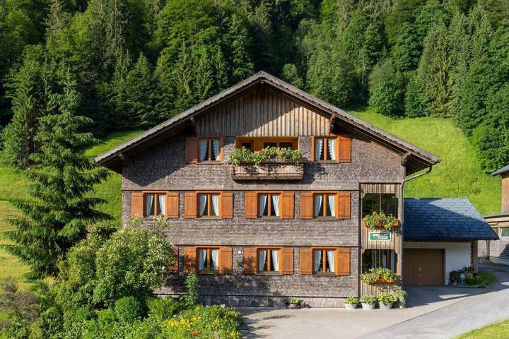 Appartement de vacances pour 5 personnes, avec Balcon et Terrasse ainsi que Jardin et Vue à Schoppernau
