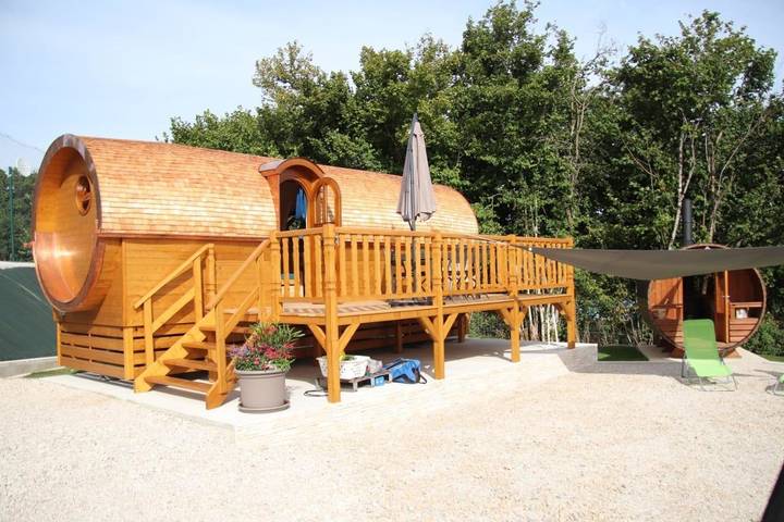 Tente pour 4 personnes, avec Terrasse ainsi que Jardin et Sauna