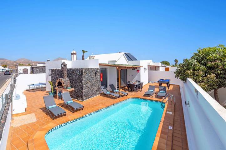 Cheap villa for 6 people, with garden in Puerto del Carmen
