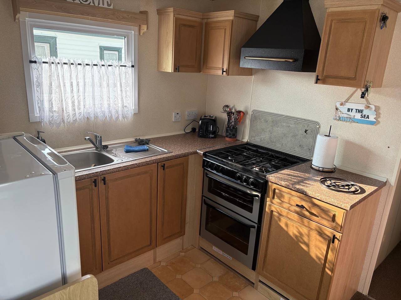 3 Bed Caravan - Sleeps 8 - Dogs - Parking - Wifi in Ingoldmells, Lincolnshire