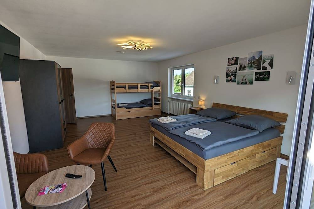 Ganze Wohnung, Ferienwohnung 2.0g- 70 qm - mit Balkon - Dirket am Bahnhof in Europa-Park, Ringsheim