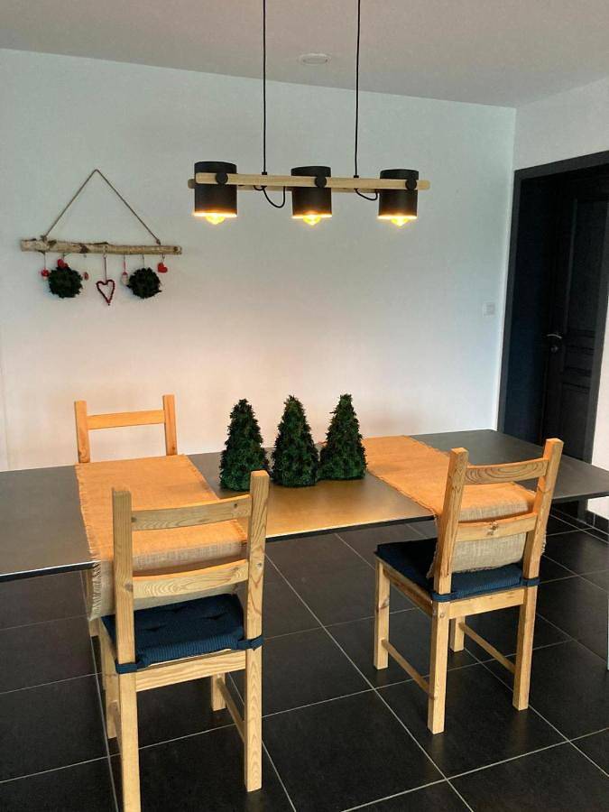 Location de vacances pour 4 personnes, avec terrasse ainsi que vue et jardin dans Comblinay - 3