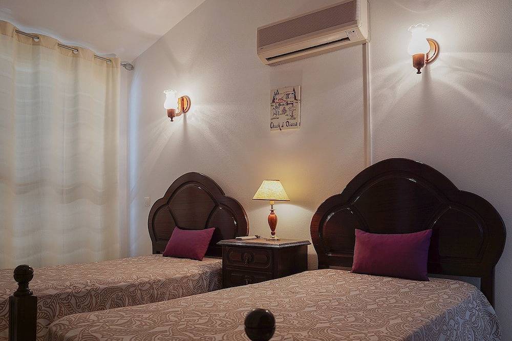 Quentao White Villa, Wifi, Ac, Pool in Quarteira, Distrito de Faro