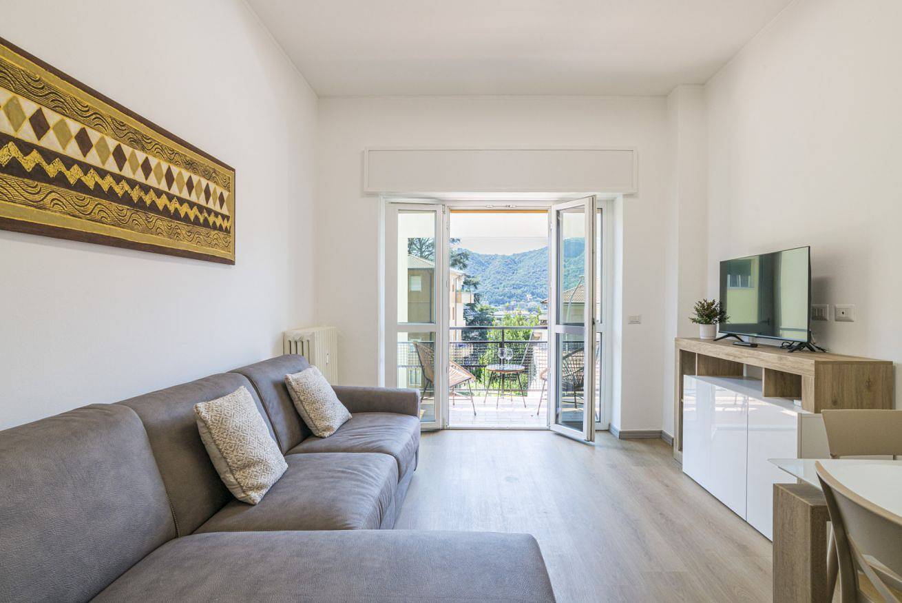 Appartamento intero, Guesthost - Comfy Flat with Balcony in Como, Lago di Como