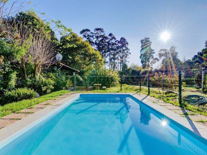 Agriturismo per 12 persone, con piscina e terrazza in Costa Verde