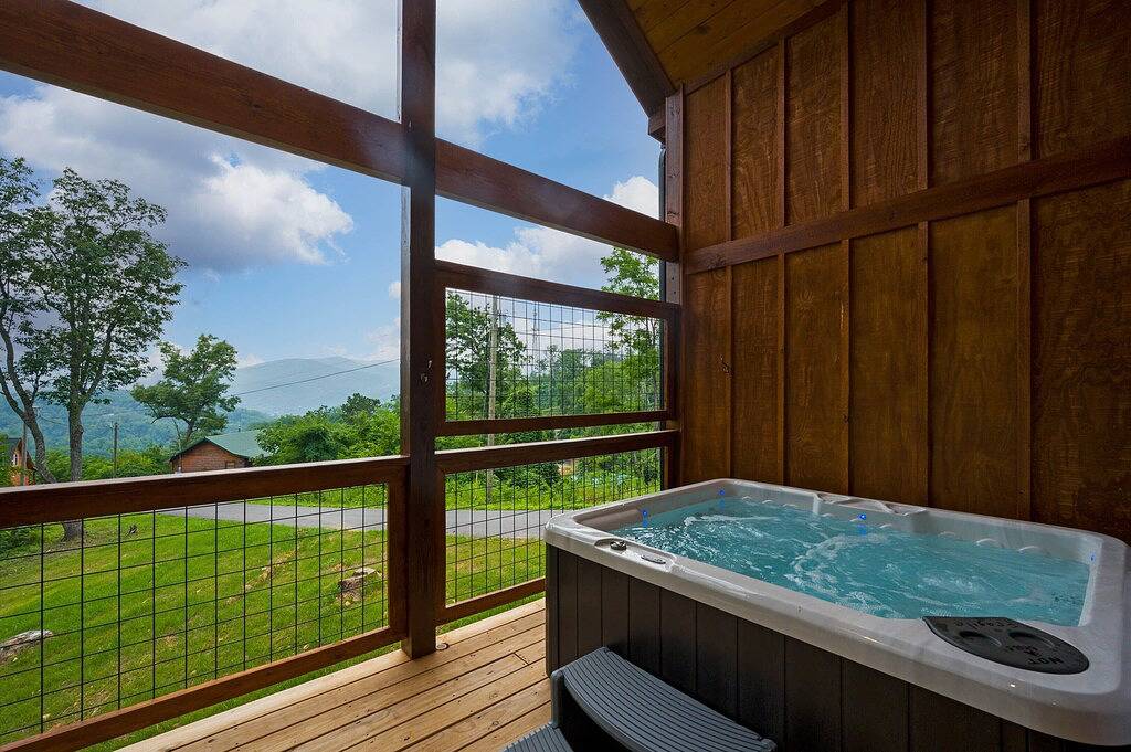 Upscale cabin w/ Mountain Views & fireworks viewing from Hot Tub, Free Passes in Gatlinburg, Sevier County