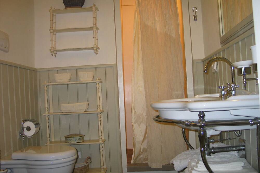 The Stables in Renaissance Villa, little pool, car space, fenced property in Florence, Province de Florence