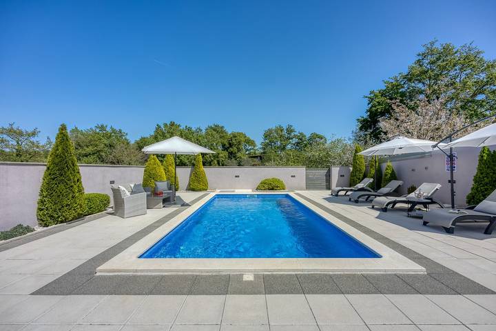 Ferienhaus für 6 Personen, mit Balkon/Terrasse und Garten sowie Pool in Divšići