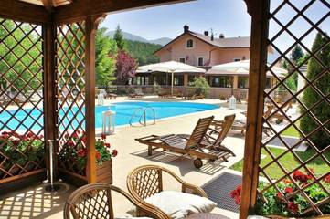 Hôtel pour 2 personnes, avec terrasse et bassin pour enfant ainsi que jardin et piscine à Pescasseroli