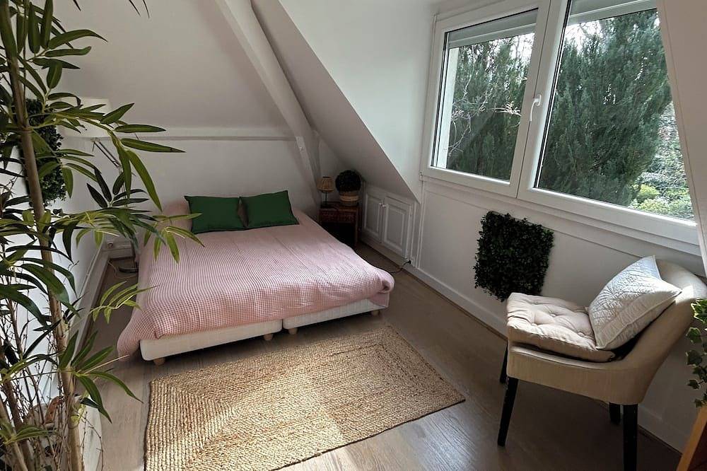 Appartement entier, Maison familiale.Grand jardin arboré(Versailles/Paris/Yvelines 78) in La Celle-Saint-Cloud, Yvelines