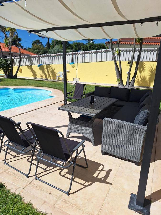 Seven-Bedroom House in Aroeira, Corroios
