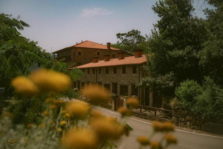 Casa rural con piscina para 2 personas, con Terraza y Jacuzzi además de Jardín y Piscina en Costa de Cantabria