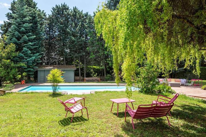 Location de vacances pour 10 personnes, avec jardin ainsi que terrasse et piscine à Saint-Didier-au-Mont-d'Or - 3
