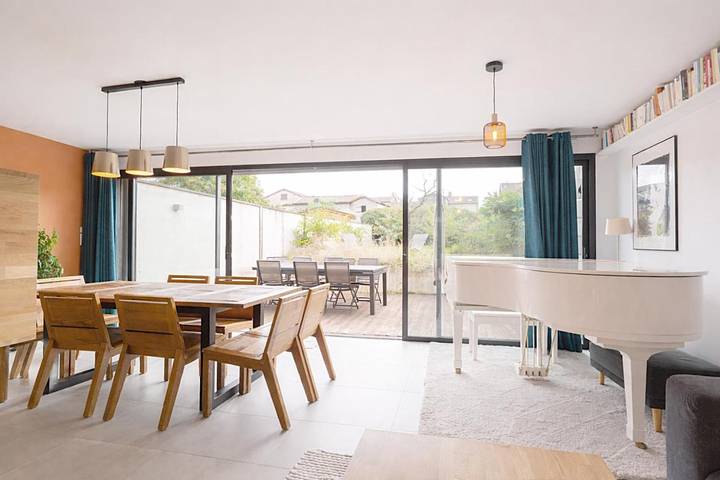 Location de vacances pour 8 personnes, avec jardin à Cercié - 3