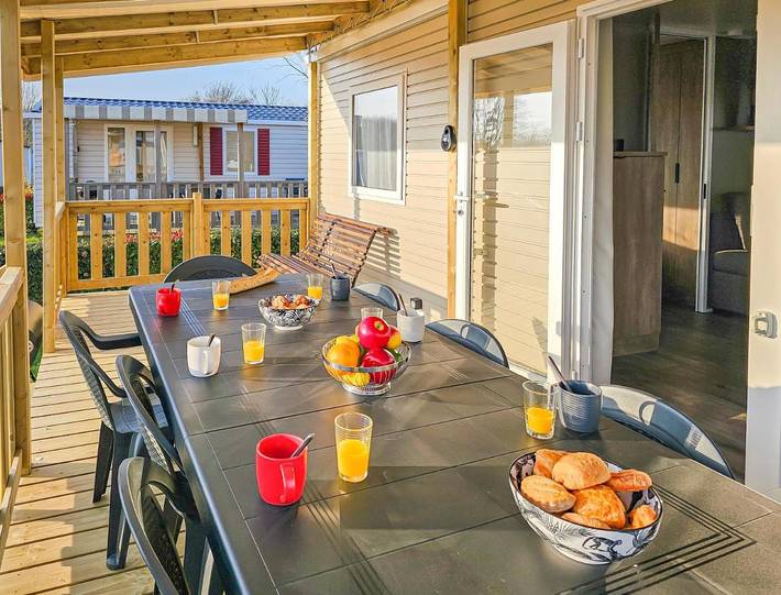 Camping pour 6 personnes, avec Jacuzzi et Terrasse ainsi que Jardin et Piscine